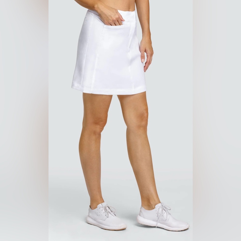 Tail golf skirt. Size 10, white. GUC.